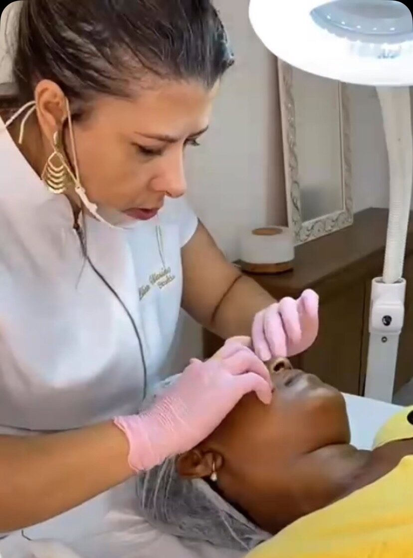 Lilian durante um atendimento facial