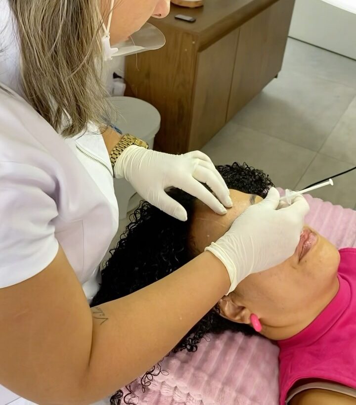Atendimento individual na maca da clínica