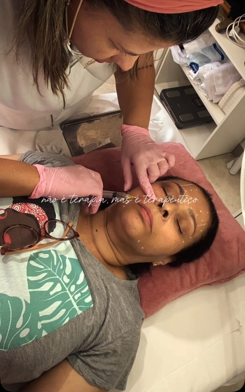 Procedimento facial em andamento na clínica